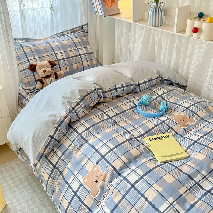 91家纺网 家纺一手货源 找家纺 拾物记 2025新款A类棉学生印花三件套 学院格小熊