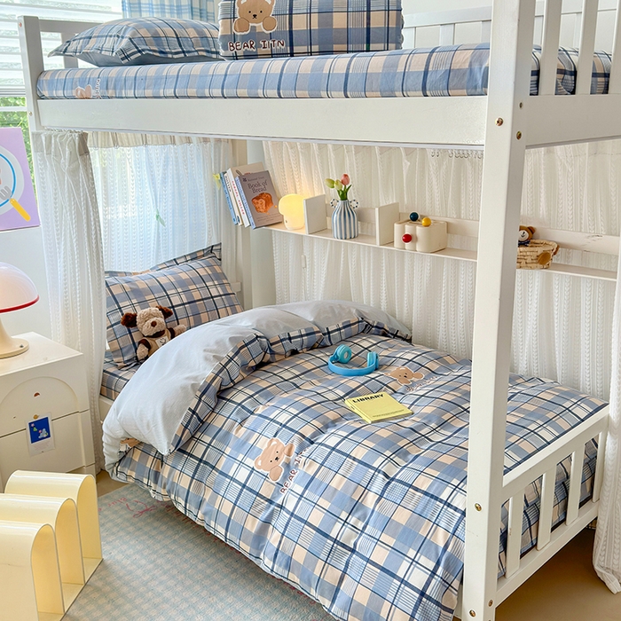 91家纺网 家纺一手货源 找家纺 拾物记 2025新款A类棉学生印花三件套 学院格小熊