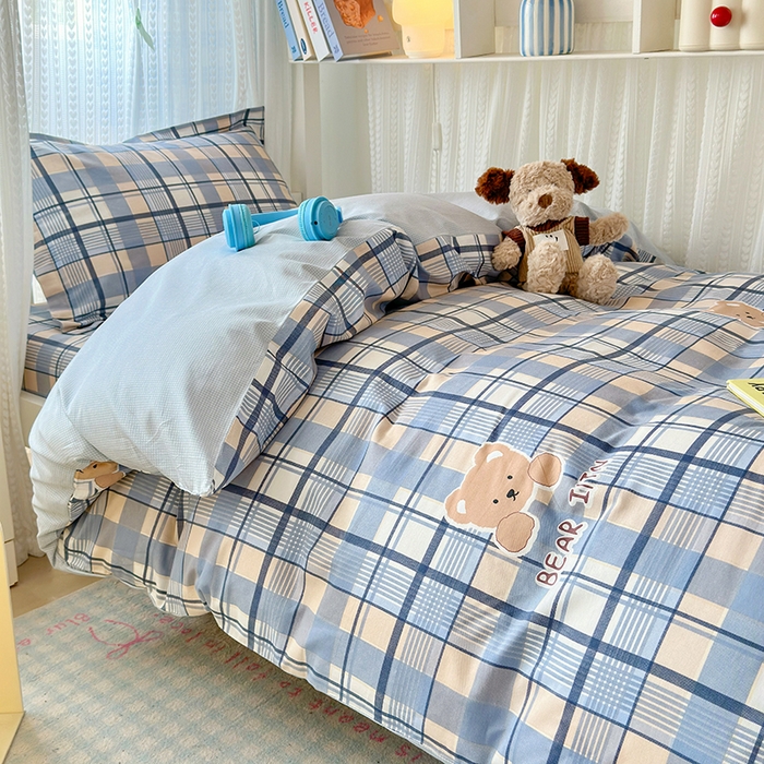 91家纺网 家纺一手货源 找家纺 拾物记 2025新款A类棉学生印花三件套 学院格小熊