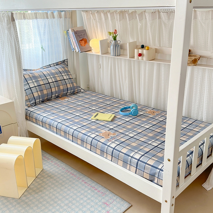 91家纺网 家纺一手货源 找家纺 拾物记 2025新款A类棉学生印花三件套 学院格小熊