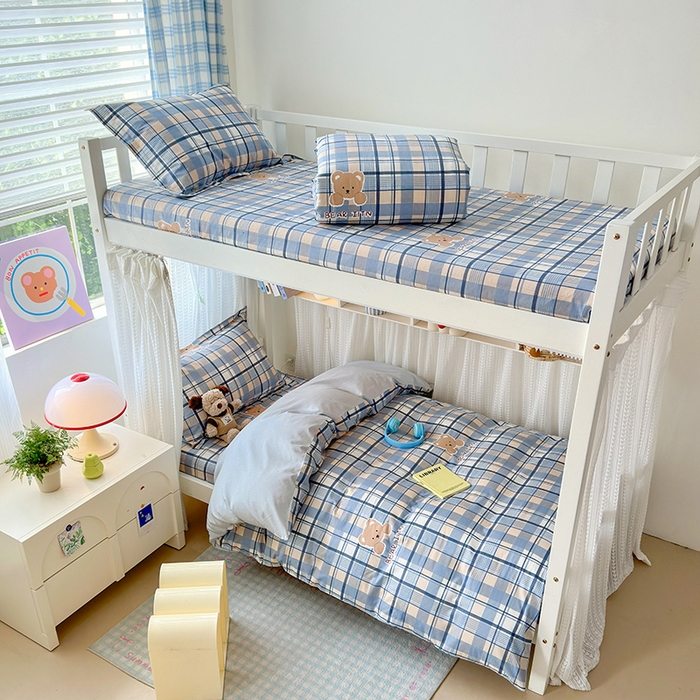 91家纺网 家纺一手货源 找家纺 拾物记 2025新款A类棉学生印花三件套 学院格小熊