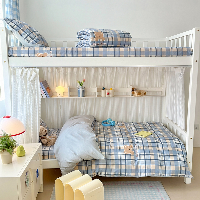 91家纺网 家纺一手货源 找家纺 拾物记 2025新款A类棉学生印花三件套 学院格小熊