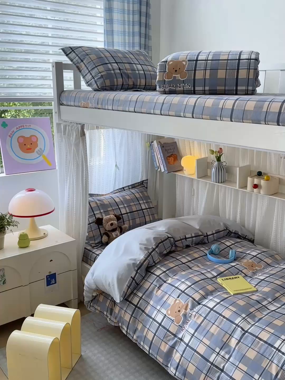 91家纺网 家纺一手货源 找家纺 拾物记 2025新款A类棉学生印花三件套 学院格小熊