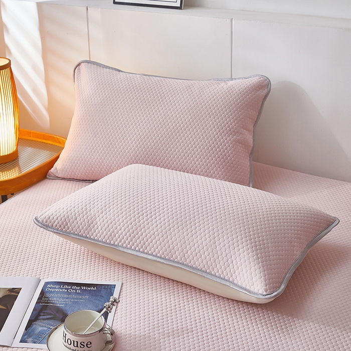 91家纺网 家纺一手货源 找家纺 希廷顿2025新款凉感丝冰豆豆凉席两件套三件套 粉色