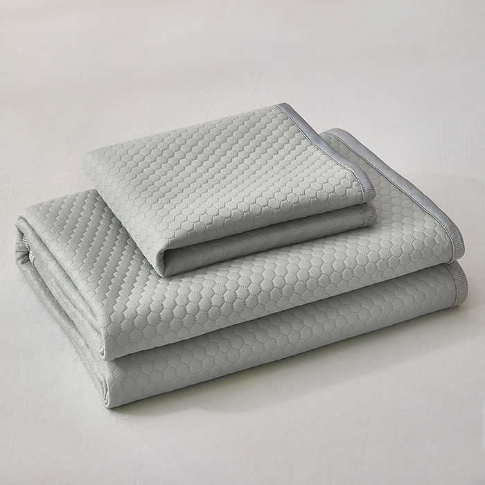 91家纺网 家纺一手货源 找家纺 希廷顿2025新款凉感丝冰豆豆凉席两件套三件套 灰色