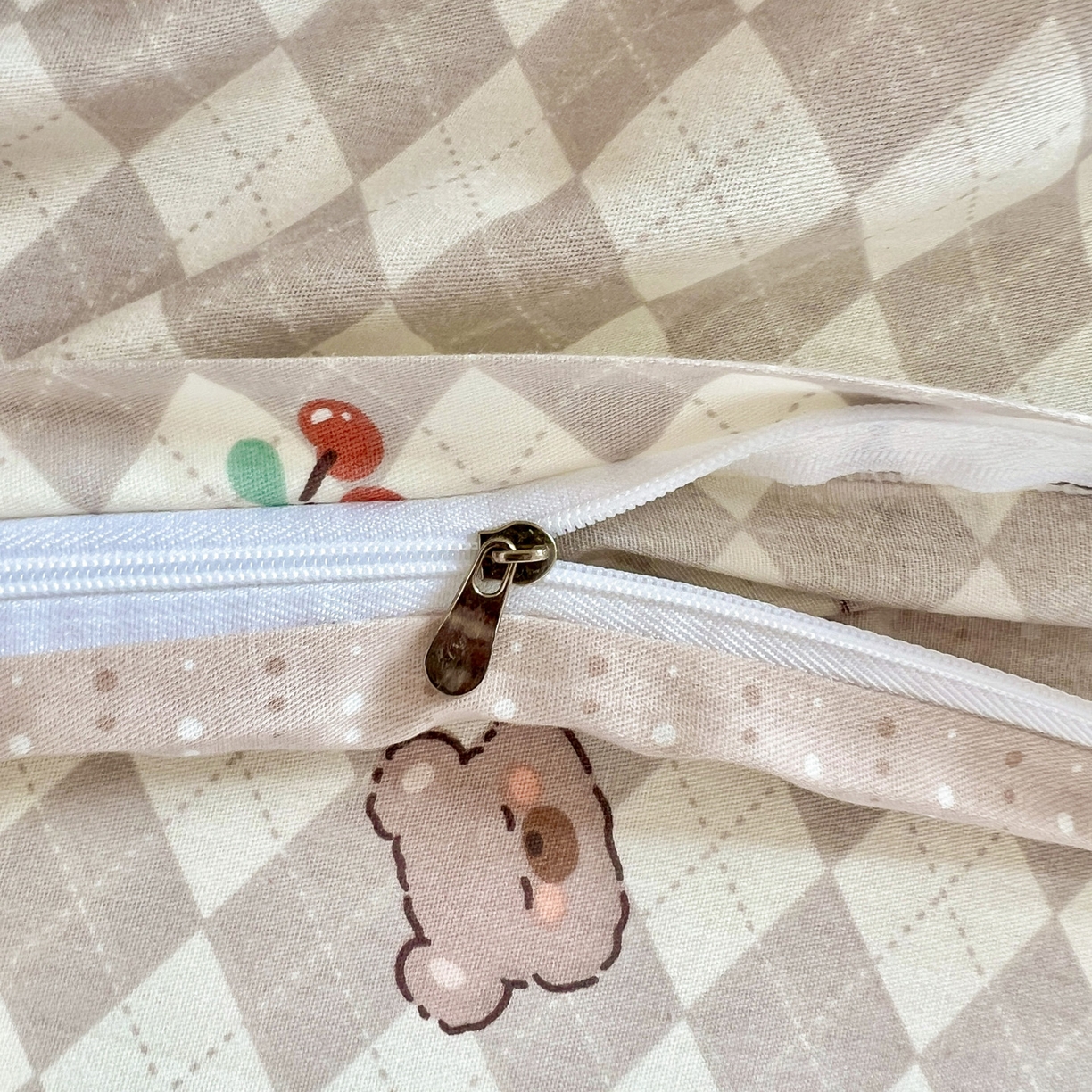 91家纺网 家纺一手货源 找家纺 春雨家居 2025新款学生季全棉三件套（预留缩水） 7.菱格小果