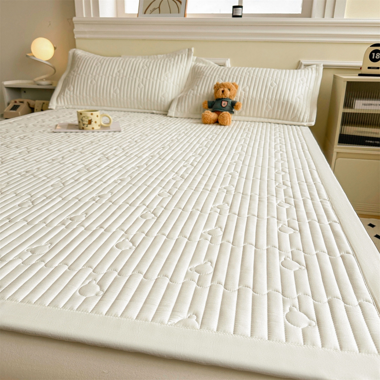 91家纺网 家纺一手货源 找家纺 雯豆家纺 2025新款加厚夹棉床褥子防滑床垫床护垫纯色素色绗缝垫子 爱心熊-床褥款月光白