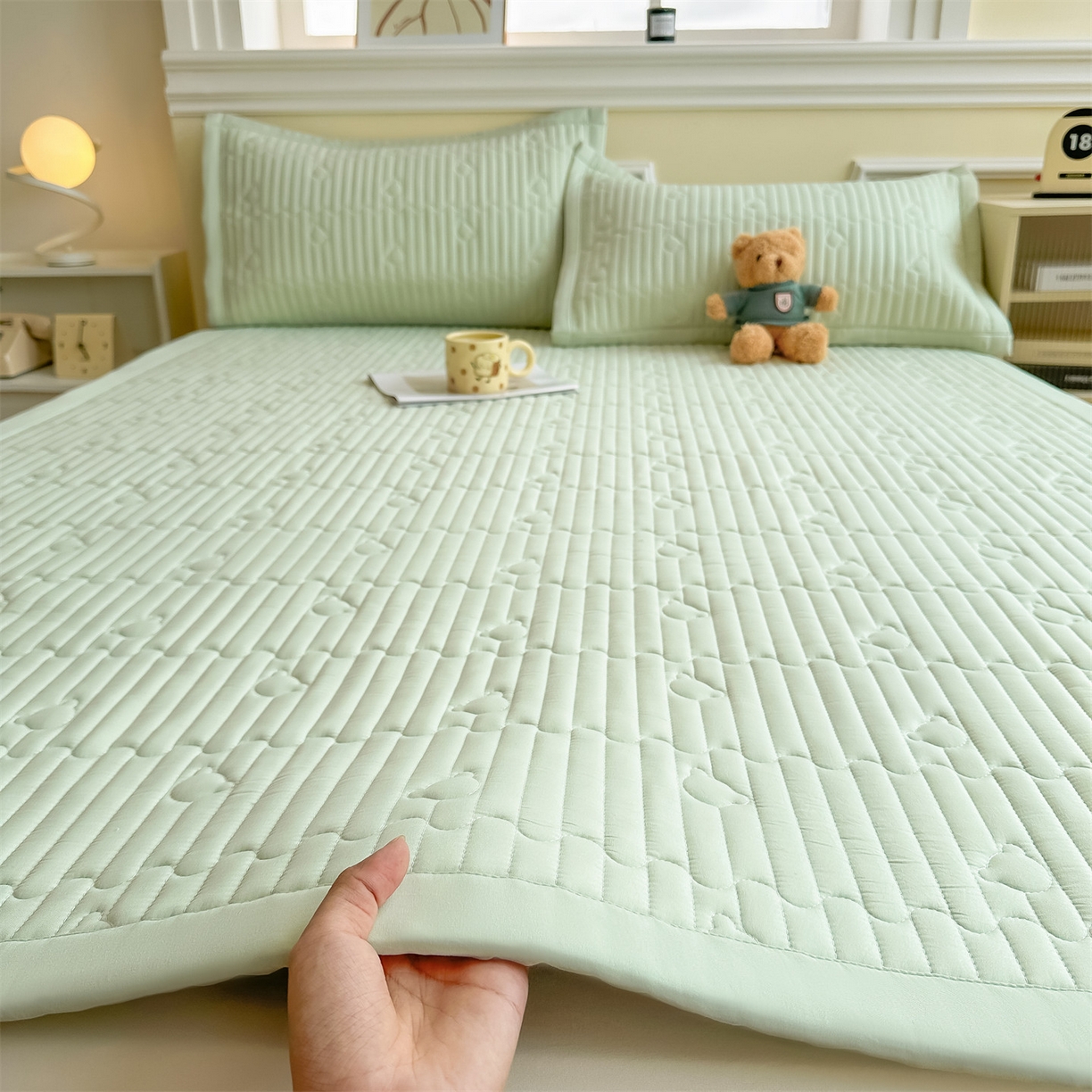91家纺网 家纺一手货源 找家纺 雯豆家纺 2025新款加厚夹棉床褥子防滑床垫床护垫纯色素色绗缝垫子 爱心熊-床褥款清雅绿