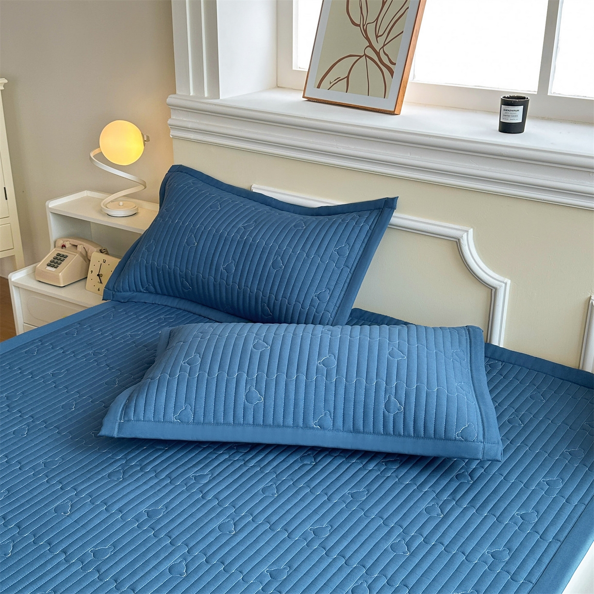 91家纺网 家纺一手货源 找家纺 雯豆家纺 2025新款加厚夹棉床褥子防滑床垫床护垫纯色素色绗缝垫子 爱心熊-床褥款黛蓝