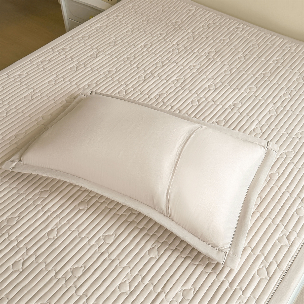 91家纺网 家纺一手货源 找家纺 雯豆家纺 2025新款加厚夹棉床褥子防滑床垫床护垫纯色素色绗缝垫子 爱心熊-床褥款奶咖