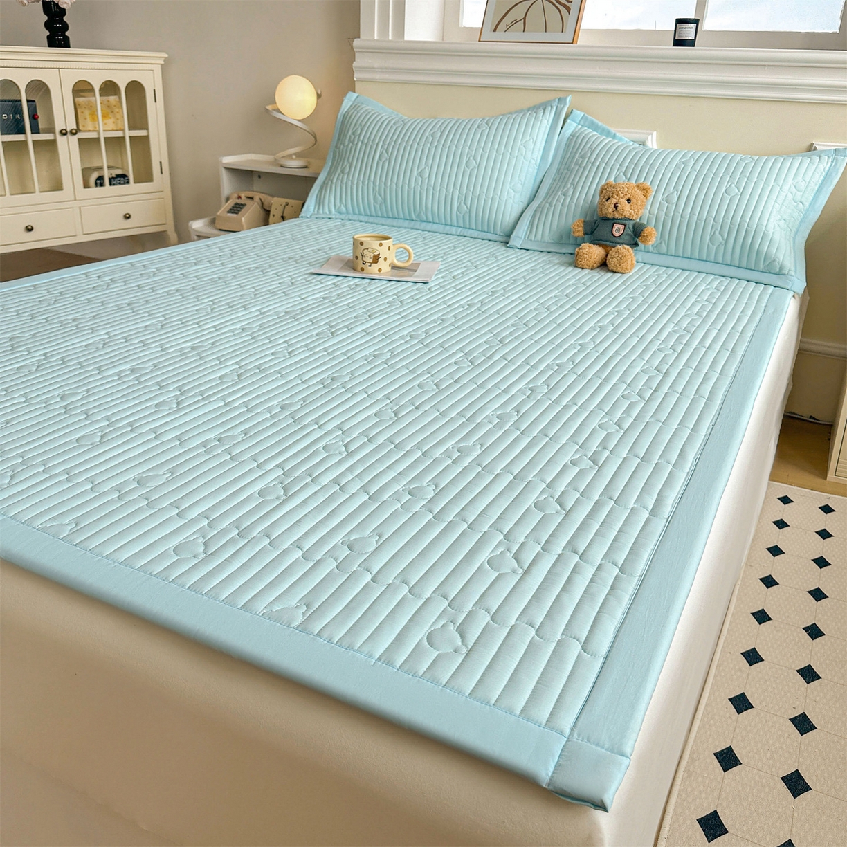 91家纺网 家纺一手货源 找家纺 雯豆家纺 2025新款加厚夹棉床褥子防滑床垫床护垫纯色素色绗缝垫子 爱心熊-床褥款淡水蓝