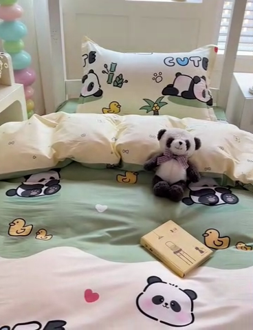 91家纺网 家纺一手货源 找家纺 依庭 2025新款全棉印花学生三件套宿舍三件套全棉三件套纯棉三件套 熊猫溪水
