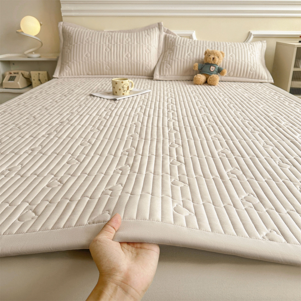 91家纺网 家纺一手货源 找家纺 雯豆家纺 2025新款加厚夹棉床褥子防滑床垫床护垫纯色素色绗缝垫子 爱心熊-床褥款奶咖