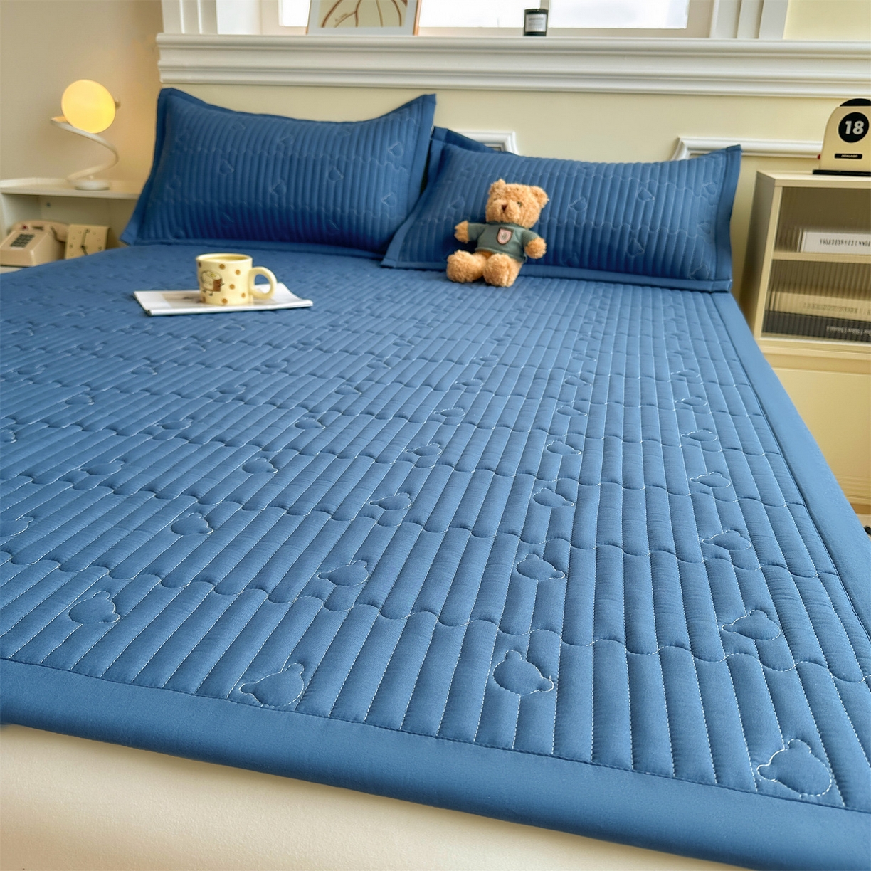 91家纺网 家纺一手货源 找家纺 雯豆家纺 2025新款加厚夹棉床褥子防滑床垫床护垫纯色素色绗缝垫子 爱心熊-床褥款黛蓝