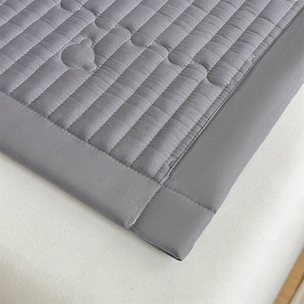91家纺网 家纺一手货源 找家纺 雯豆家纺 2025新款加厚夹棉床褥子防滑床垫床护垫纯色素色绗缝垫子 爱心熊-床褥款深空灰