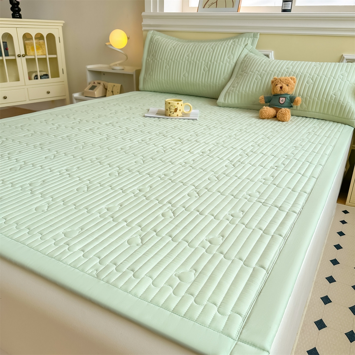 91家纺网 家纺一手货源 找家纺 雯豆家纺 2025新款加厚夹棉床褥子防滑床垫床护垫纯色素色绗缝垫子 爱心熊-床褥款清雅绿