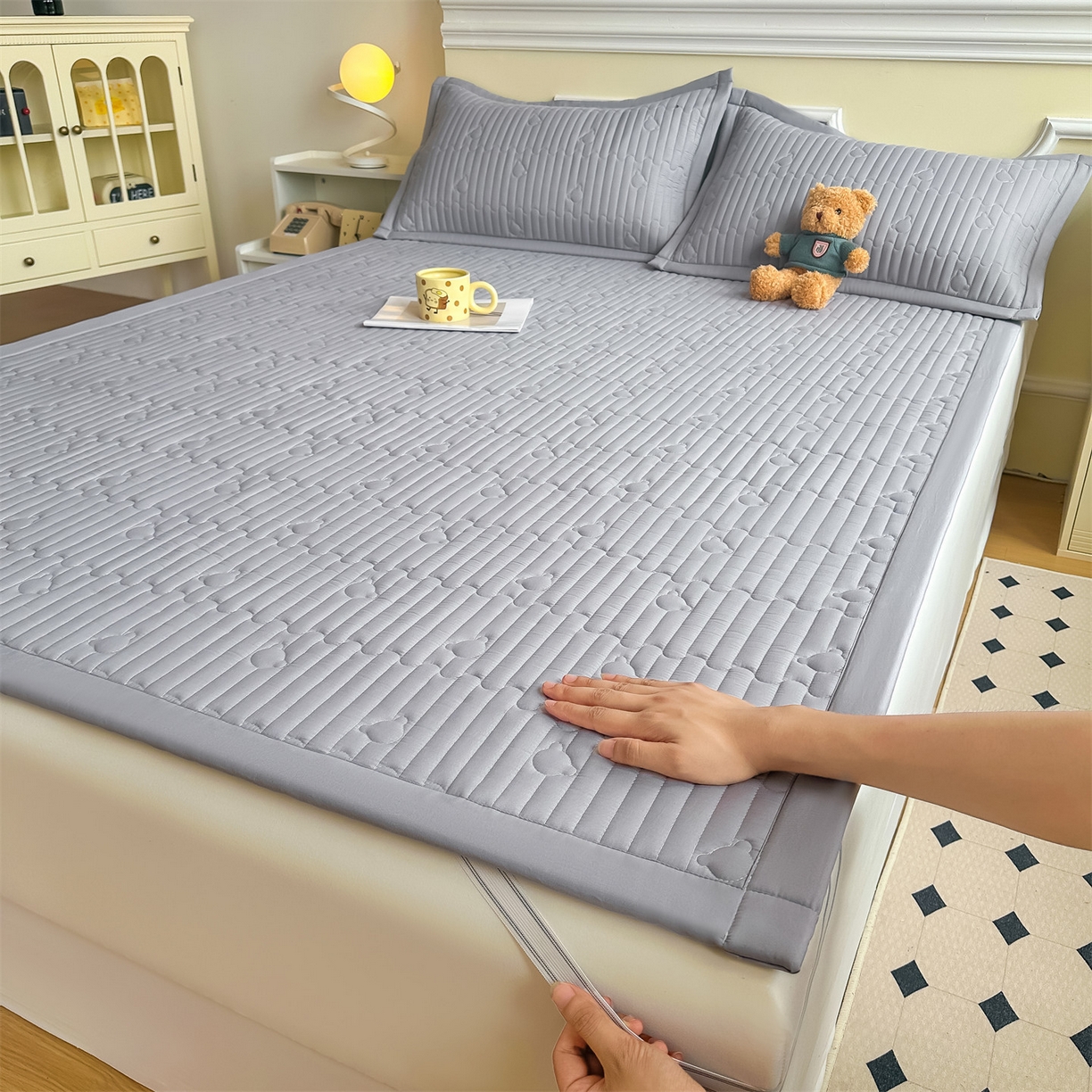 91家纺网 家纺一手货源 找家纺 雯豆家纺 2025新款加厚夹棉床褥子防滑床垫床护垫纯色素色绗缝垫子 爱心熊-床褥款暮云灰