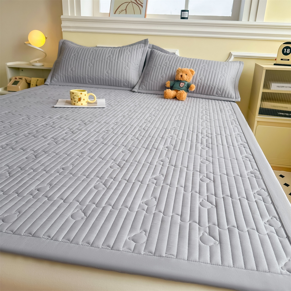 91家纺网 家纺一手货源 找家纺 雯豆家纺 2025新款加厚夹棉床褥子防滑床垫床护垫纯色素色绗缝垫子 爱心熊-床褥款暮云灰