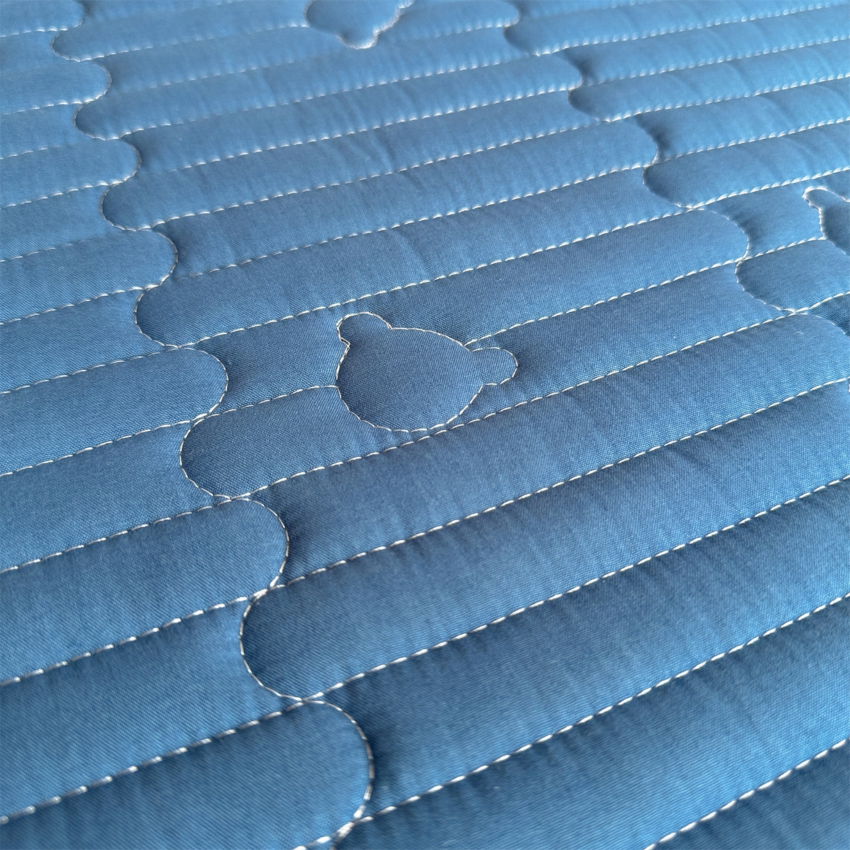 91家纺网 家纺一手货源 找家纺 雯豆家纺 2025新款加厚夹棉床褥子防滑床垫床护垫纯色素色绗缝垫子 爱心熊-床褥款黛蓝