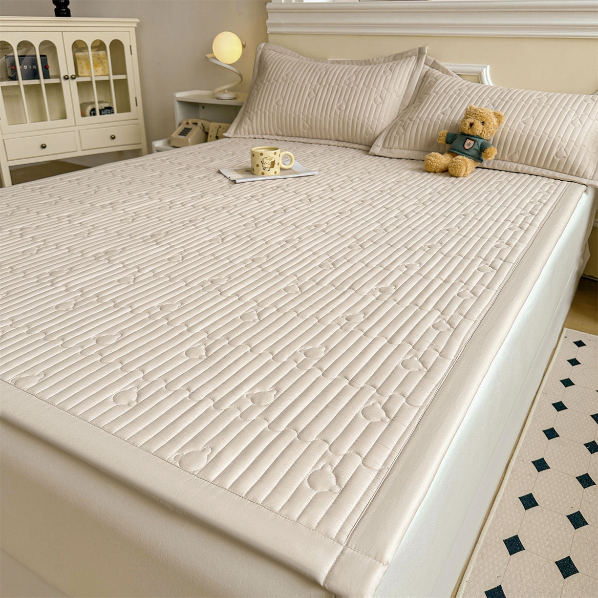 91家纺网 家纺一手货源 找家纺 雯豆家纺 2025新款加厚夹棉床褥子防滑床垫床护垫纯色素色绗缝垫子 爱心熊-床褥款奶咖