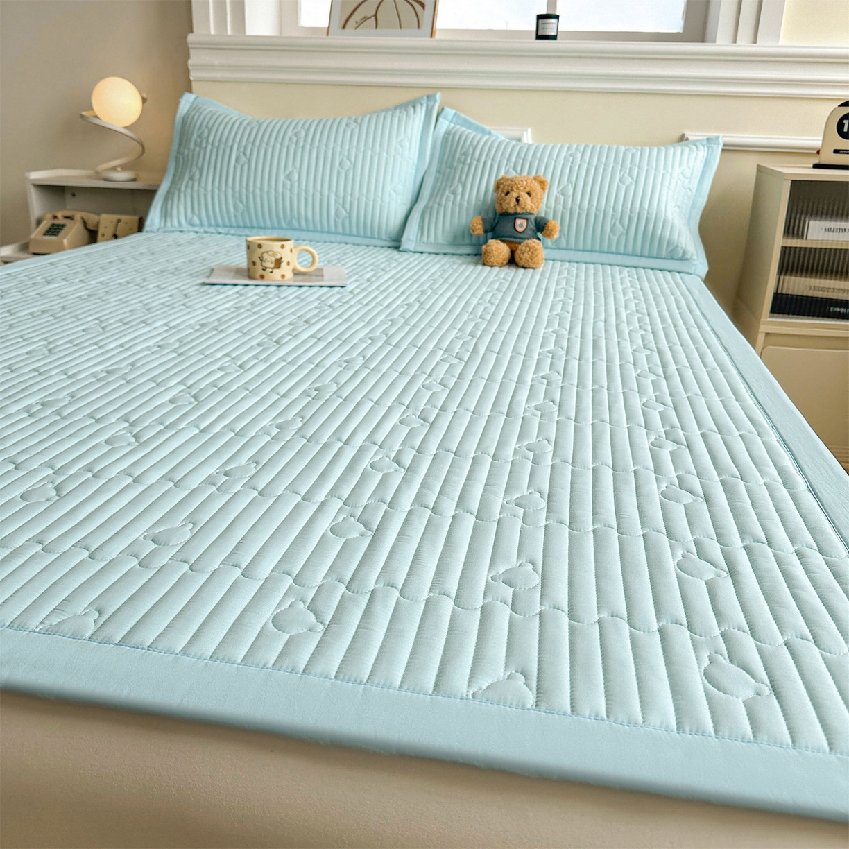 91家纺网 家纺一手货源 找家纺 雯豆家纺 2025新款加厚夹棉床褥子防滑床垫床护垫纯色素色绗缝垫子 爱心熊-床褥款淡水蓝