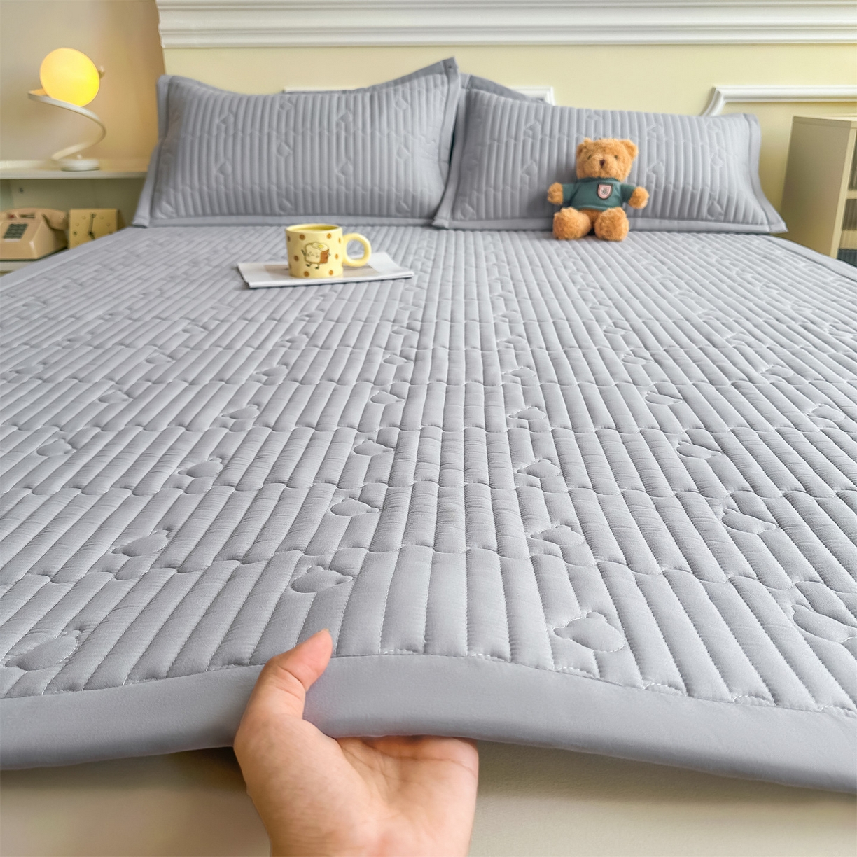 91家纺网 家纺一手货源 找家纺 雯豆家纺 2025新款加厚夹棉床褥子防滑床垫床护垫纯色素色绗缝垫子 爱心熊-床褥款暮云灰