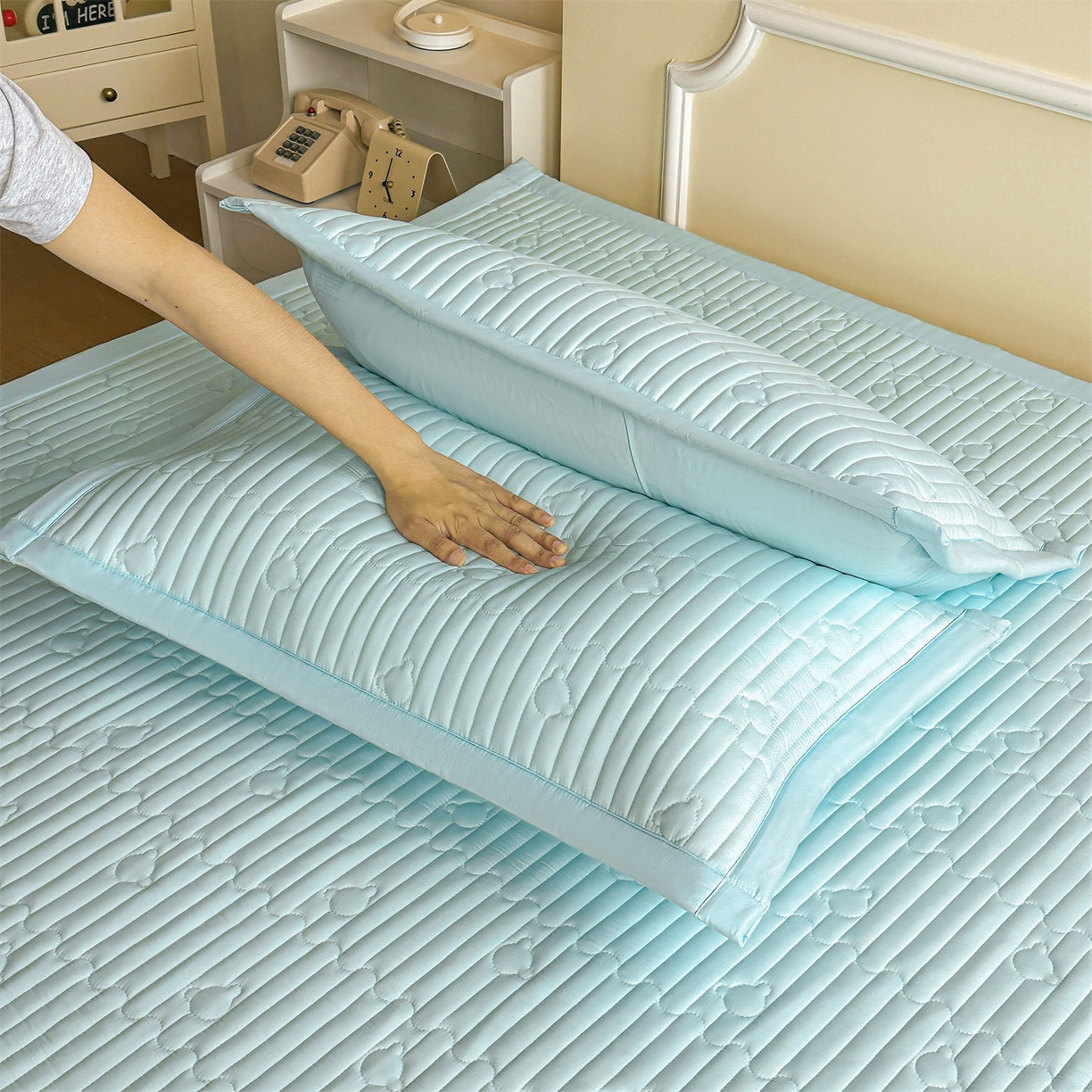 91家纺网 家纺一手货源 找家纺 雯豆家纺 2025新款加厚夹棉床褥子防滑床垫床护垫纯色素色绗缝垫子 爱心熊-床褥款淡水蓝