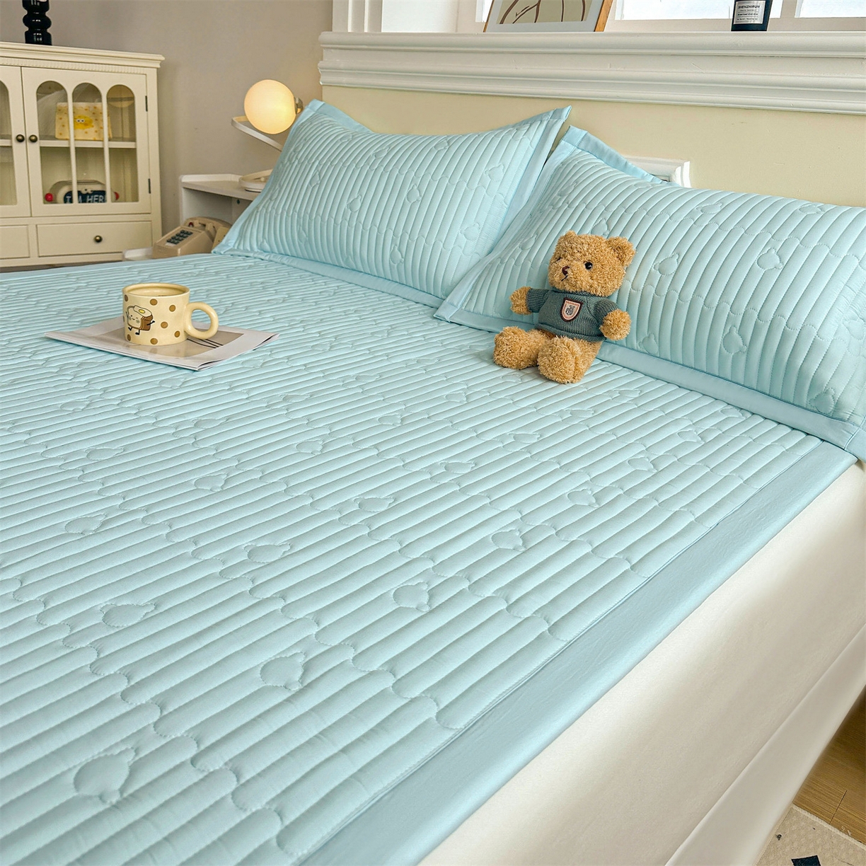 91家纺网 家纺一手货源 找家纺 雯豆家纺 2025新款加厚夹棉床褥子防滑床垫床护垫纯色素色绗缝垫子 爱心熊-床褥款淡水蓝