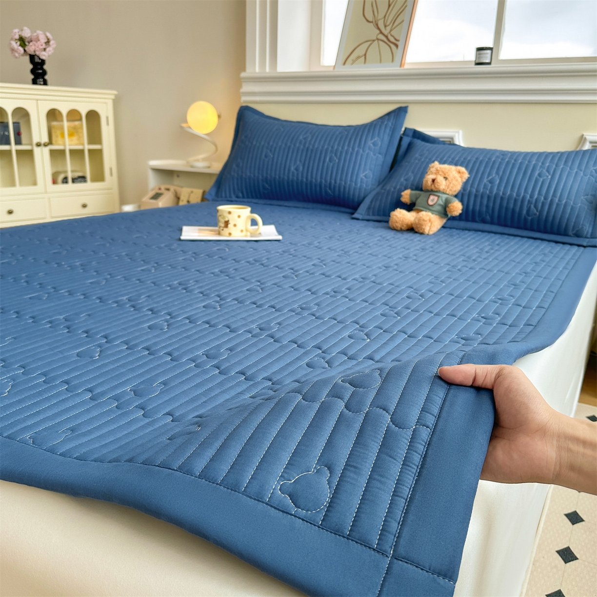 91家纺网 家纺一手货源 找家纺 雯豆家纺 2025新款加厚夹棉床褥子防滑床垫床护垫纯色素色绗缝垫子 爱心熊-床褥款黛蓝