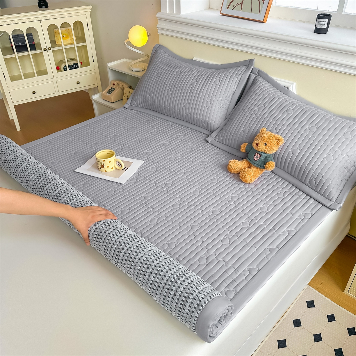 91家纺网 家纺一手货源 找家纺 雯豆家纺 2025新款加厚夹棉床褥子防滑床垫床护垫纯色素色绗缝垫子 爱心熊-床褥款暮云灰