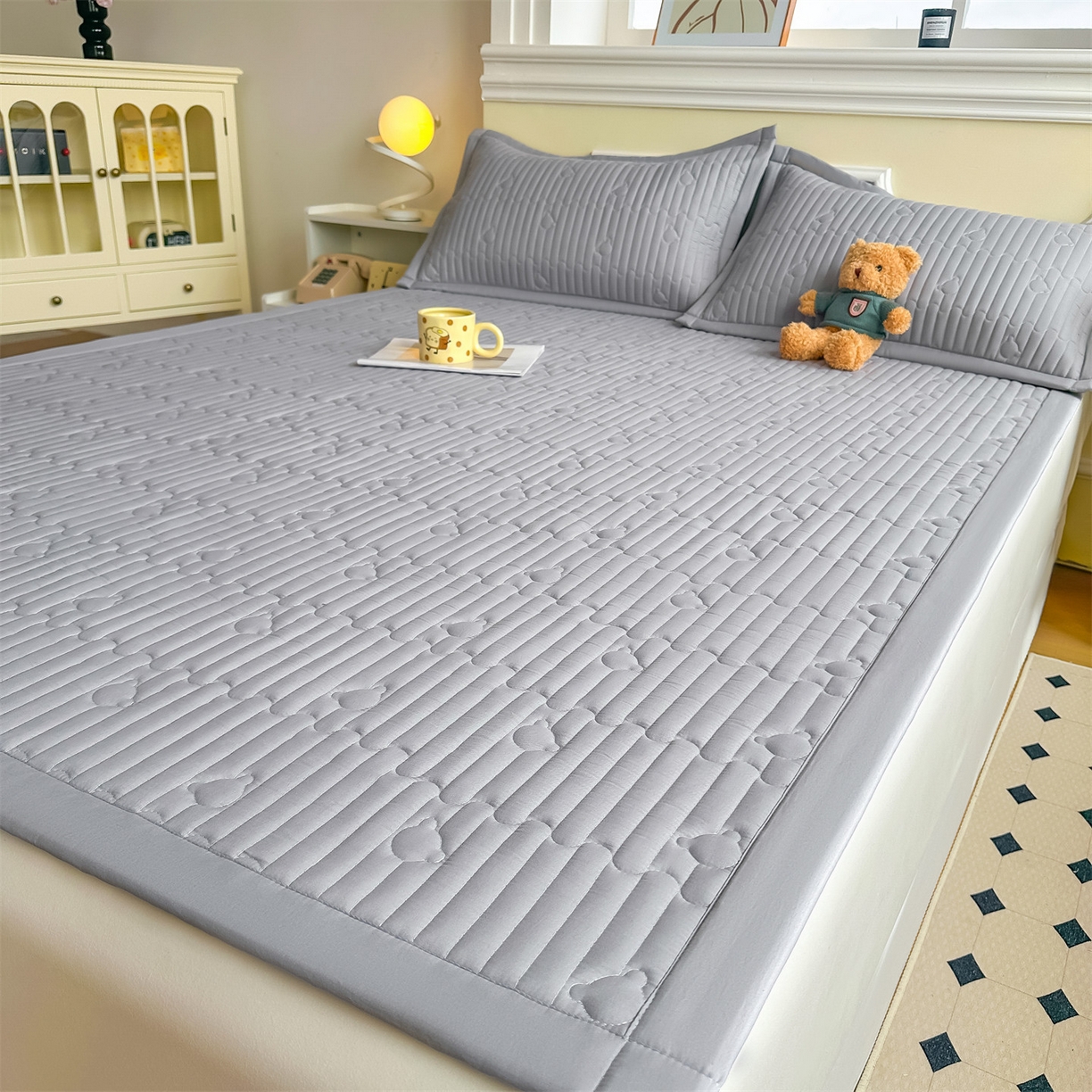 91家纺网 家纺一手货源 找家纺 雯豆家纺 2025新款加厚夹棉床褥子防滑床垫床护垫纯色素色绗缝垫子 爱心熊-床褥款暮云灰