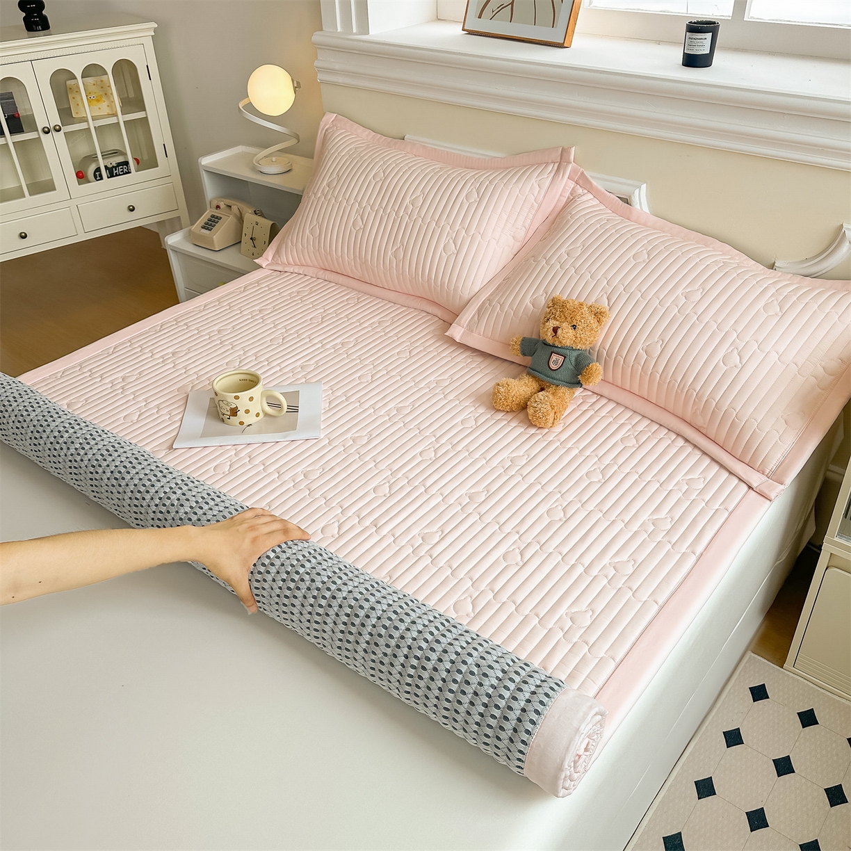 91家纺网 家纺一手货源 找家纺 雯豆家纺 2025新款加厚夹棉床褥子防滑床垫床护垫纯色素色绗缝垫子 爱心熊-床褥款密合粉