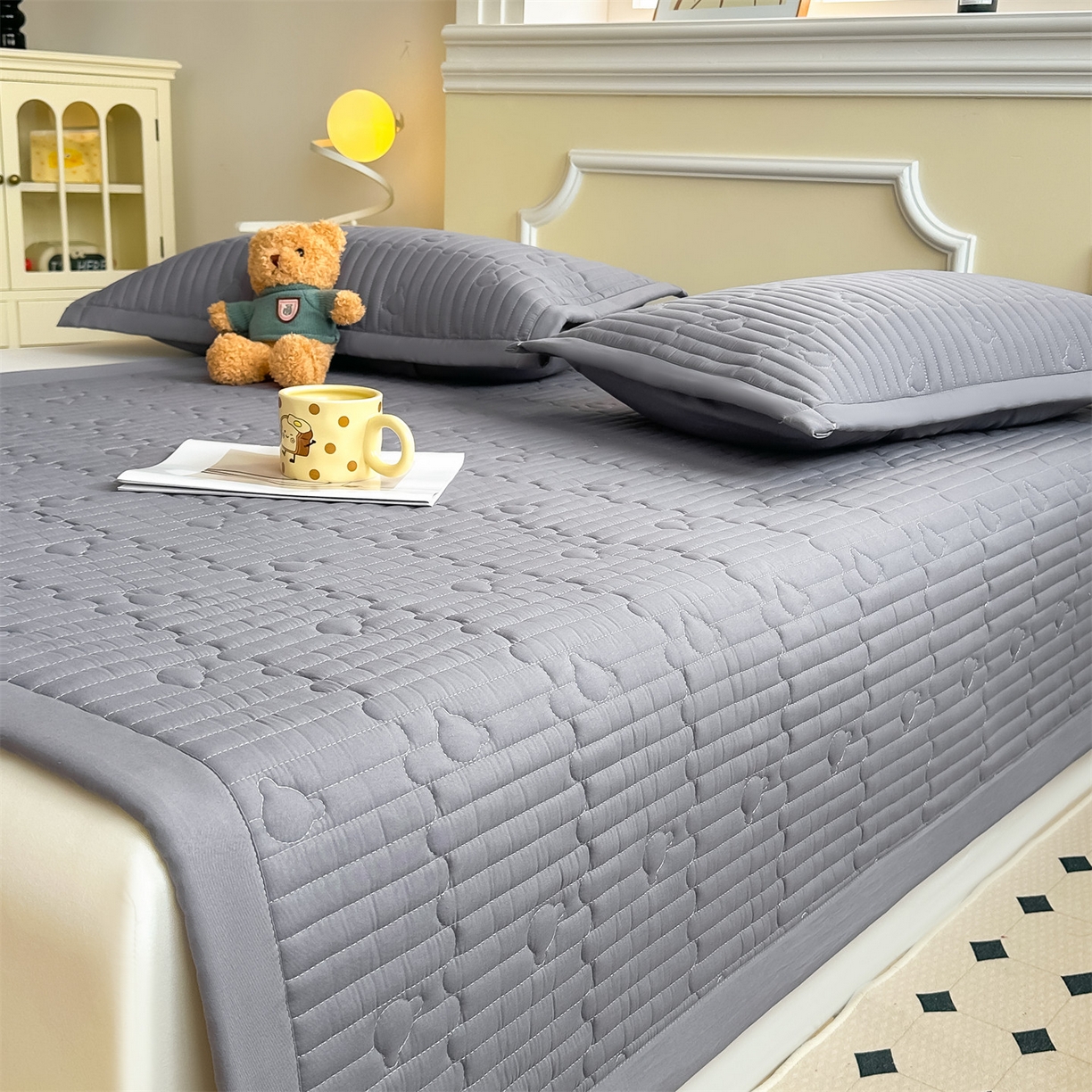 91家纺网 家纺一手货源 找家纺 雯豆家纺 2025新款加厚夹棉床褥子防滑床垫床护垫纯色素色绗缝垫子 爱心熊-床褥款深空灰