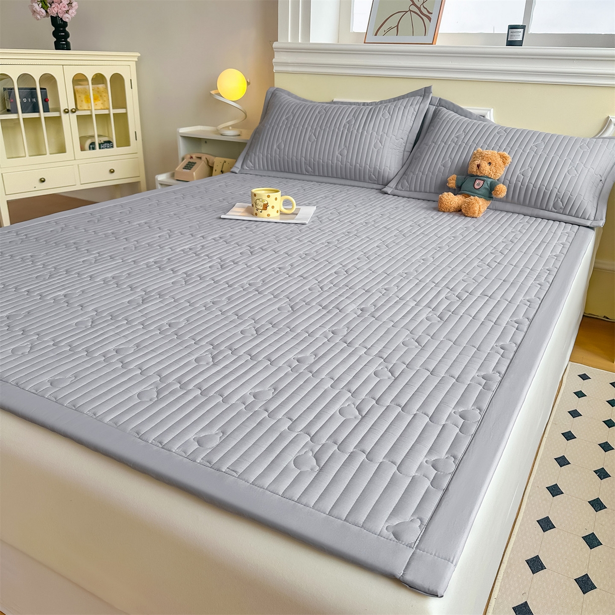 91家纺网 家纺一手货源 找家纺 雯豆家纺 2025新款加厚夹棉床褥子防滑床垫床护垫纯色素色绗缝垫子 爱心熊-床褥款暮云灰