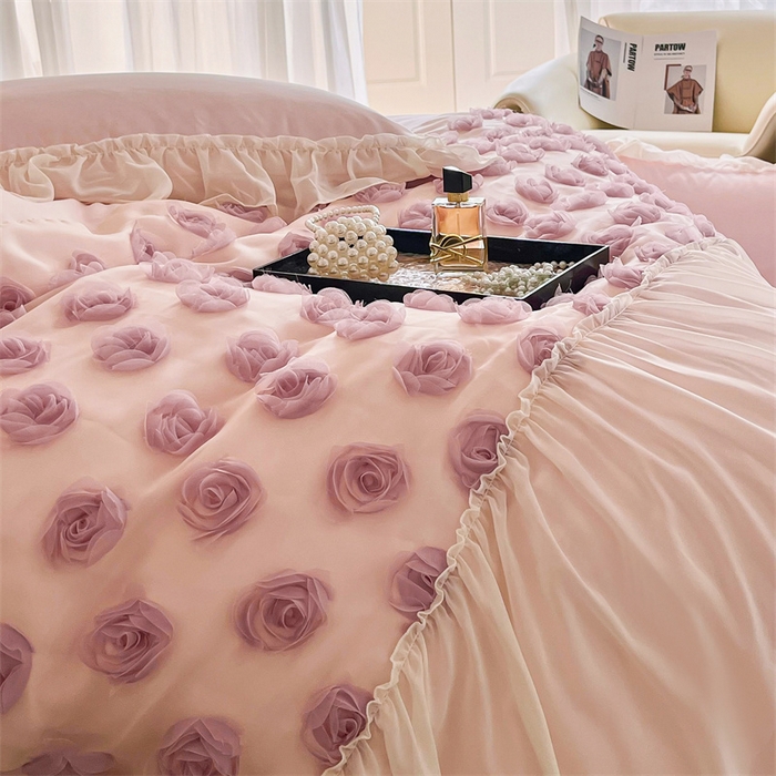 91家纺网 家纺一手货源 找家纺 庭笙 2025新款梦幻纱立体玫瑰高定款法式蕾丝边四件套-玫瑰之恋 玫瑰之恋浅粉