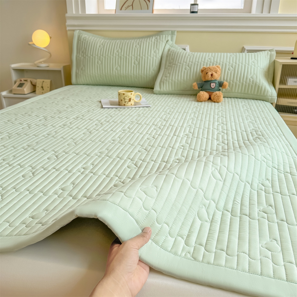 91家纺网 家纺一手货源 找家纺 雯豆家纺 2025新款加厚夹棉床褥子防滑床垫床护垫纯色素色绗缝垫子 爱心熊-床褥款清雅绿