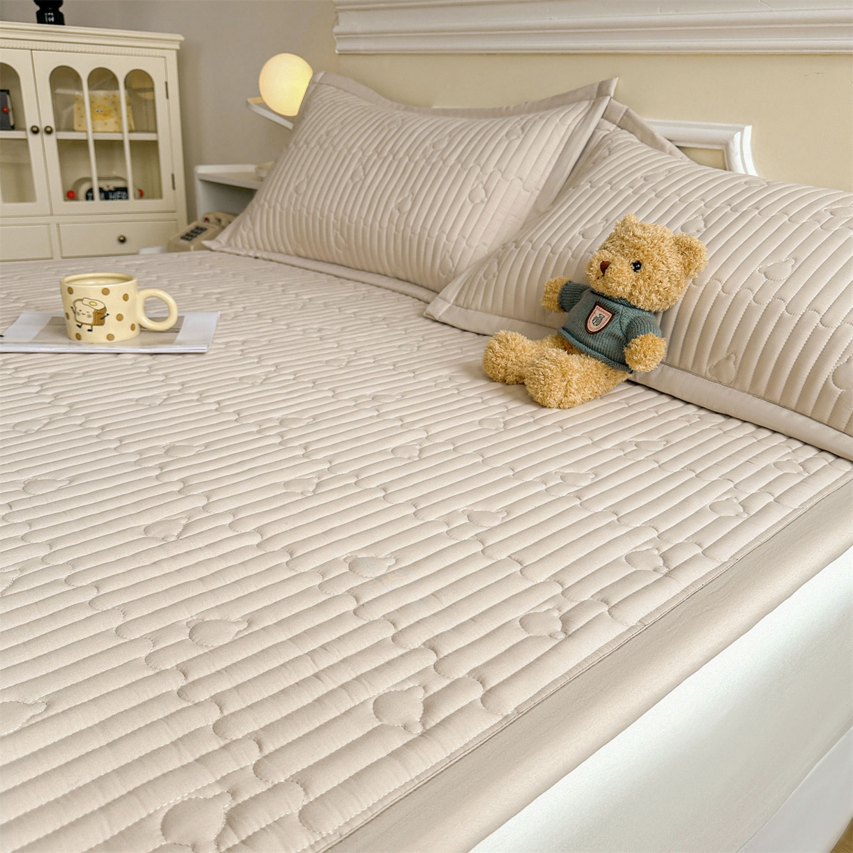 91家纺网 家纺一手货源 找家纺 雯豆家纺 2025新款加厚夹棉床褥子防滑床垫床护垫纯色素色绗缝垫子 爱心熊-床褥款奶咖