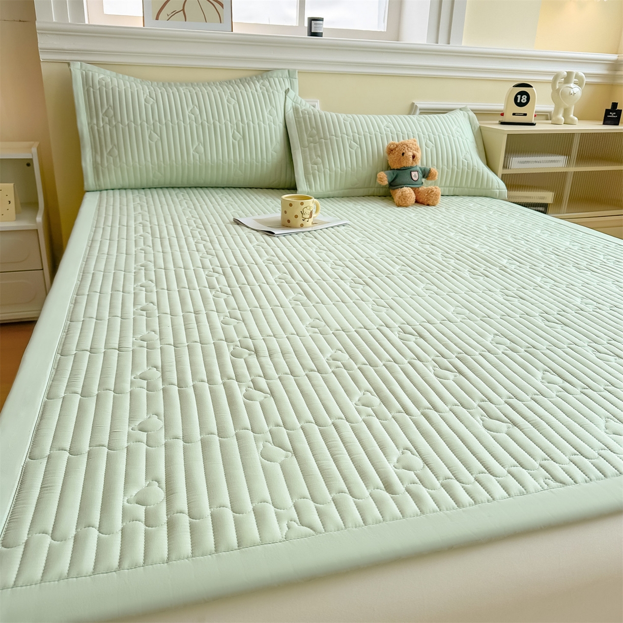 91家纺网 家纺一手货源 找家纺 雯豆家纺 2025新款加厚夹棉床褥子防滑床垫床护垫纯色素色绗缝垫子 爱心熊-床褥款清雅绿