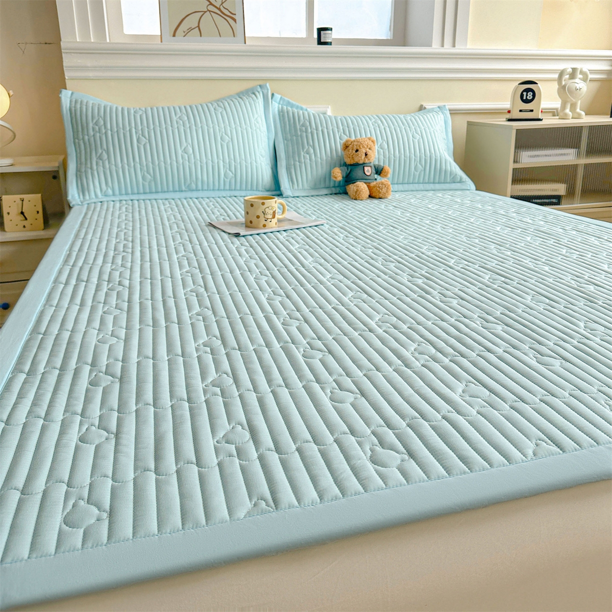 91家纺网 家纺一手货源 找家纺 雯豆家纺 2025新款加厚夹棉床褥子防滑床垫床护垫纯色素色绗缝垫子 爱心熊-床褥款淡水蓝