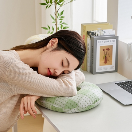 91家纺网 家纺一手货源 找家纺 （总）乐可 2025新款渐变方格午休枕枕头枕芯