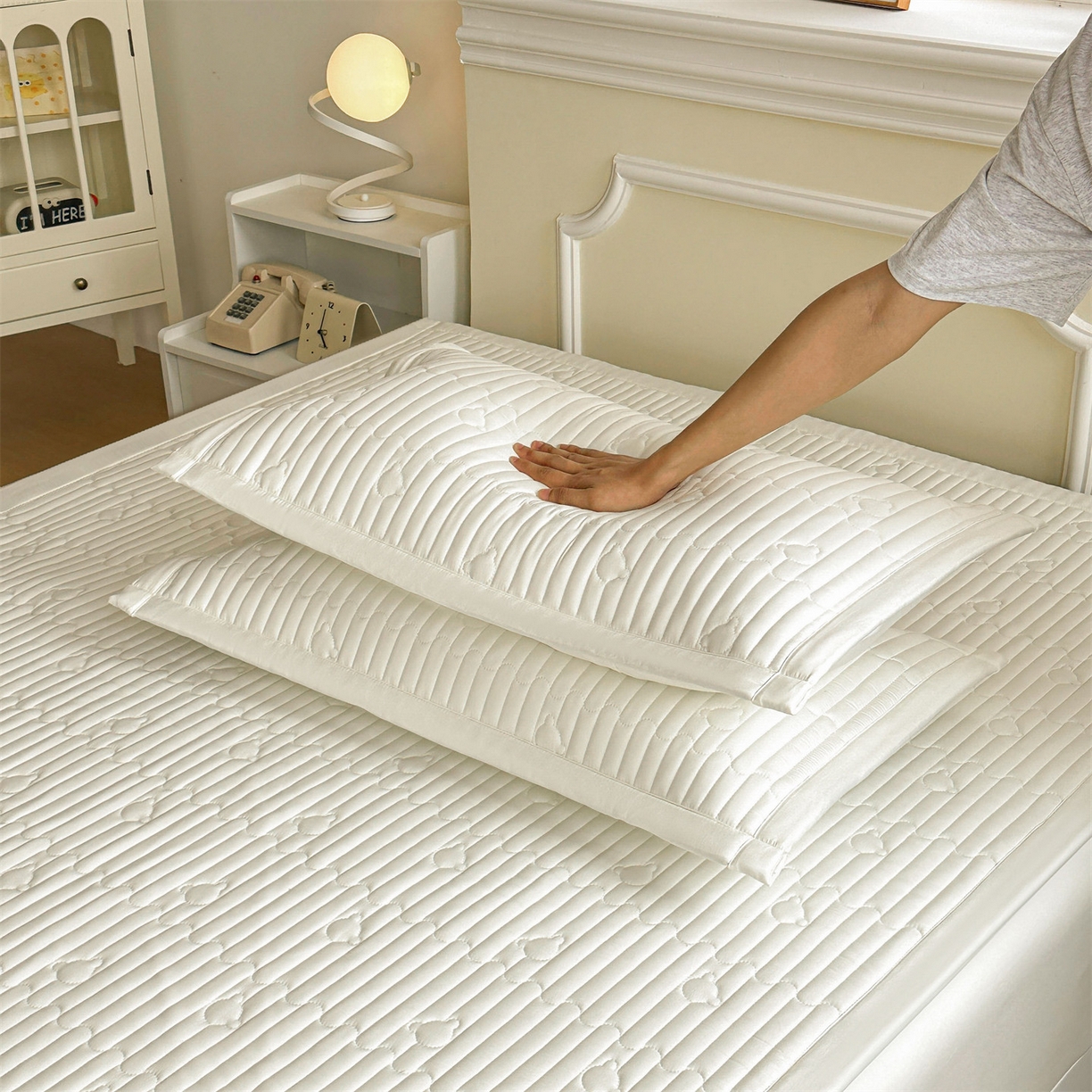 91家纺网 家纺一手货源 找家纺 雯豆家纺 2025新款加厚夹棉床褥子防滑床垫床护垫纯色素色绗缝垫子 爱心熊-床褥款月光白