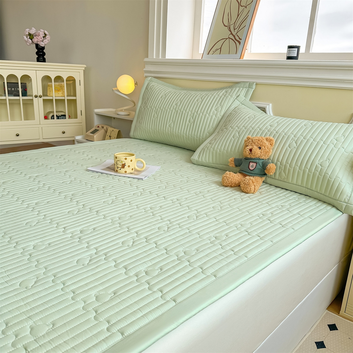 91家纺网 家纺一手货源 找家纺 雯豆家纺 2025新款加厚夹棉床褥子防滑床垫床护垫纯色素色绗缝垫子 爱心熊-床褥款清雅绿