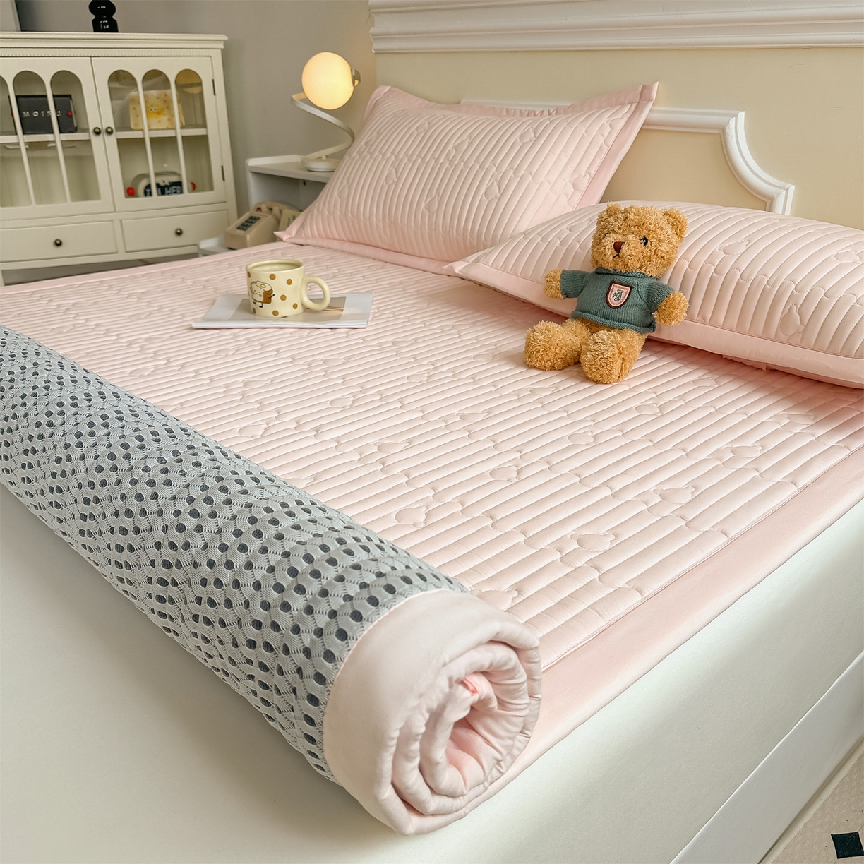 91家纺网 家纺一手货源 找家纺 雯豆家纺 2025新款加厚夹棉床褥子防滑床垫床护垫纯色素色绗缝垫子 爱心熊-床褥款密合粉