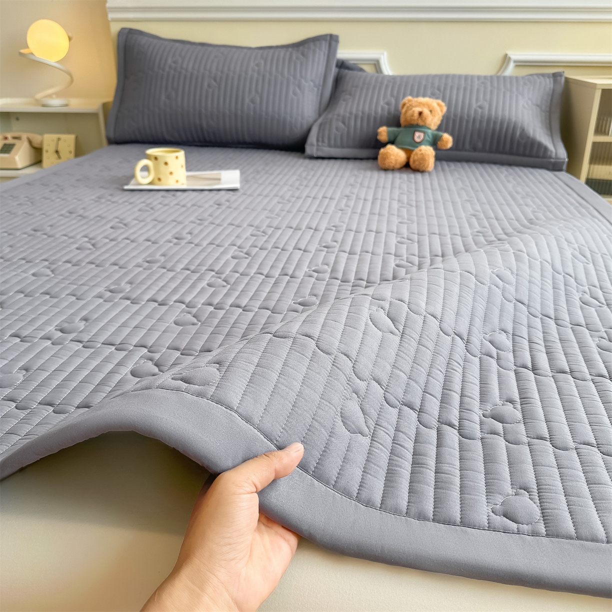 91家纺网 家纺一手货源 找家纺 雯豆家纺 2025新款加厚夹棉床褥子防滑床垫床护垫纯色素色绗缝垫子 爱心熊-床褥款深空灰