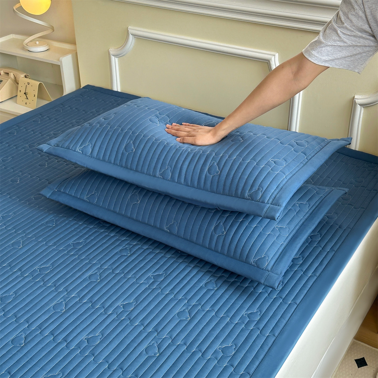 91家纺网 家纺一手货源 找家纺 雯豆家纺 2025新款加厚夹棉床褥子防滑床垫床护垫纯色素色绗缝垫子 爱心熊-床褥款黛蓝
