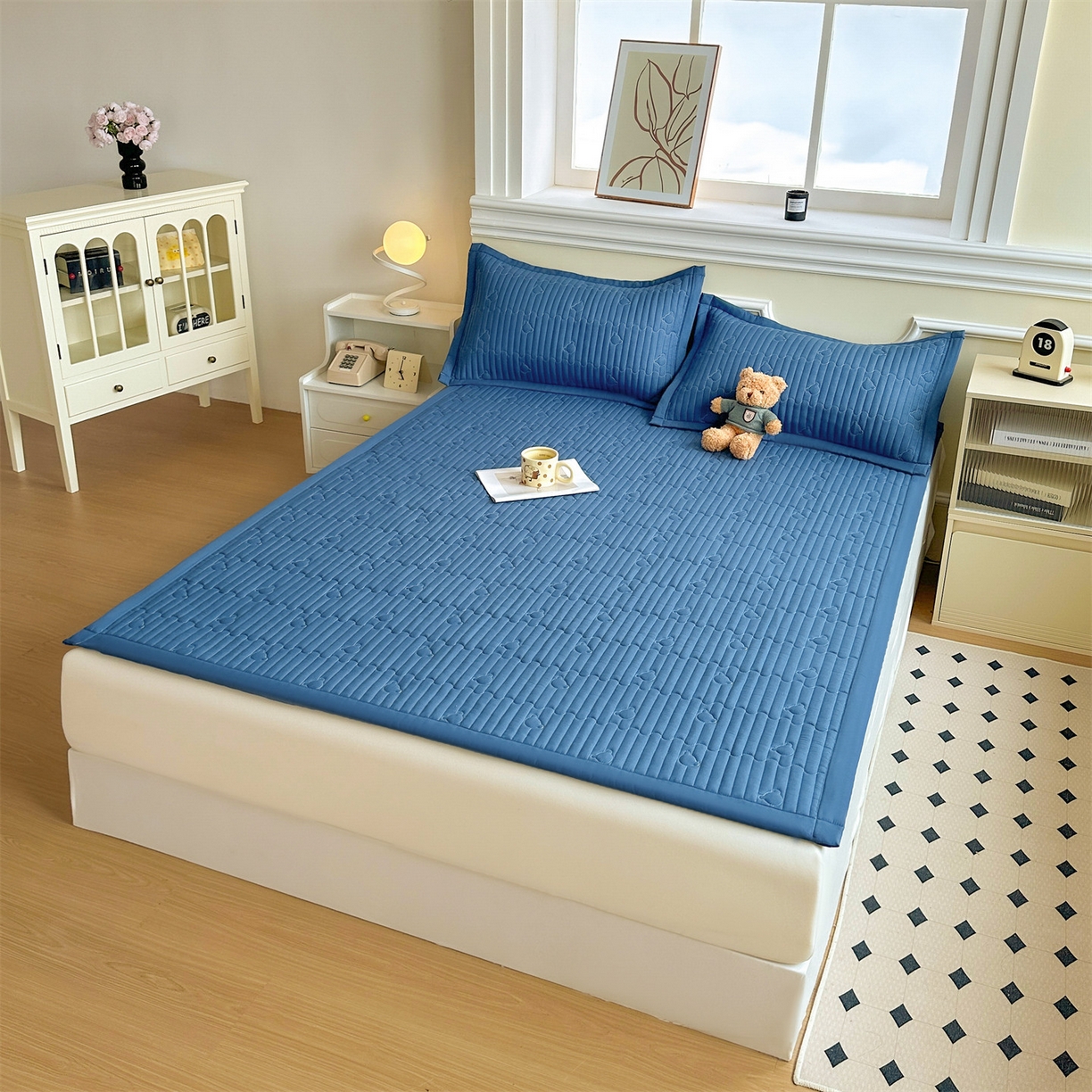 91家纺网 家纺一手货源 找家纺 雯豆家纺 2025新款加厚夹棉床褥子防滑床垫床护垫纯色素色绗缝垫子 爱心熊-床褥款黛蓝