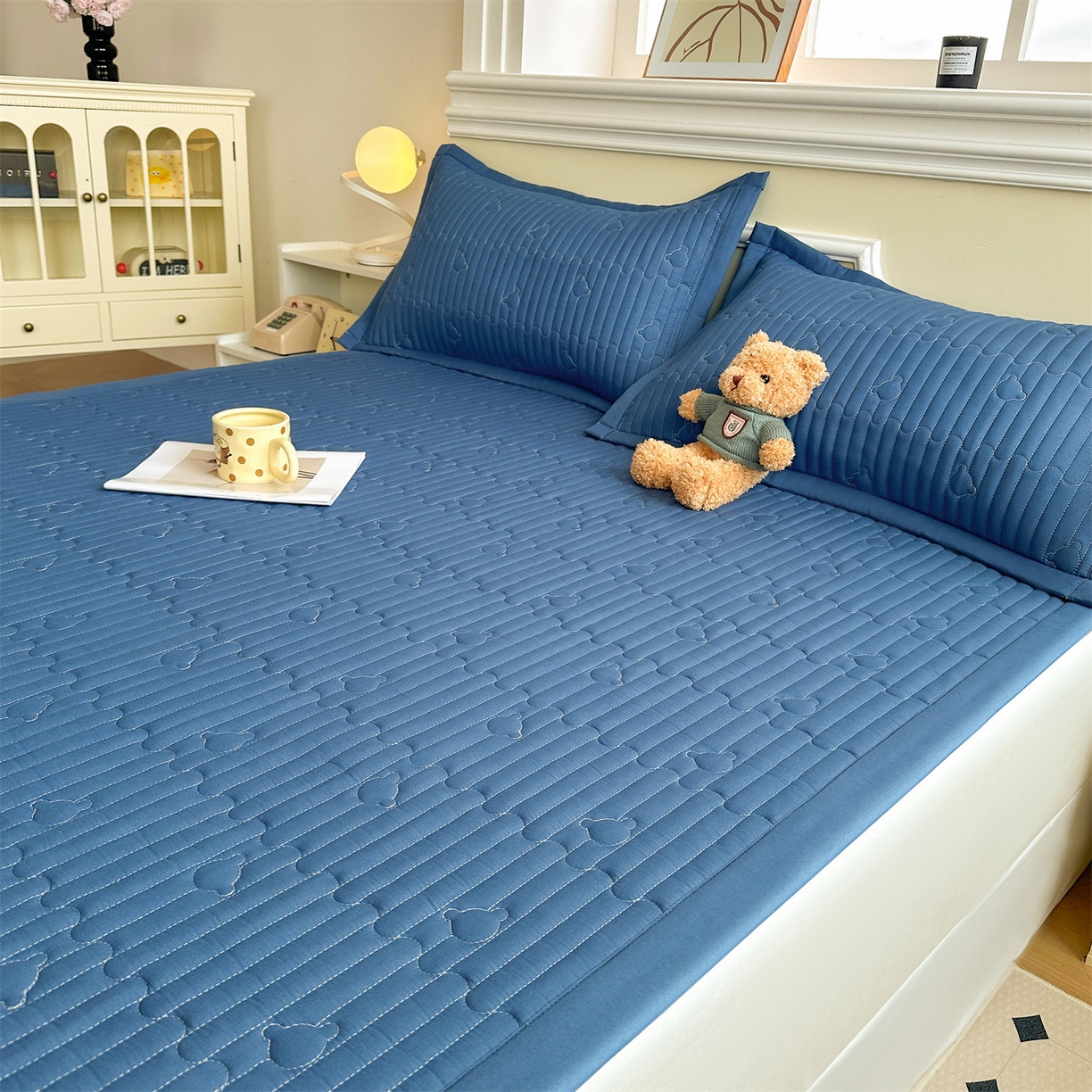 91家纺网 家纺一手货源 找家纺 雯豆家纺 2025新款加厚夹棉床褥子防滑床垫床护垫纯色素色绗缝垫子 爱心熊-床褥款黛蓝