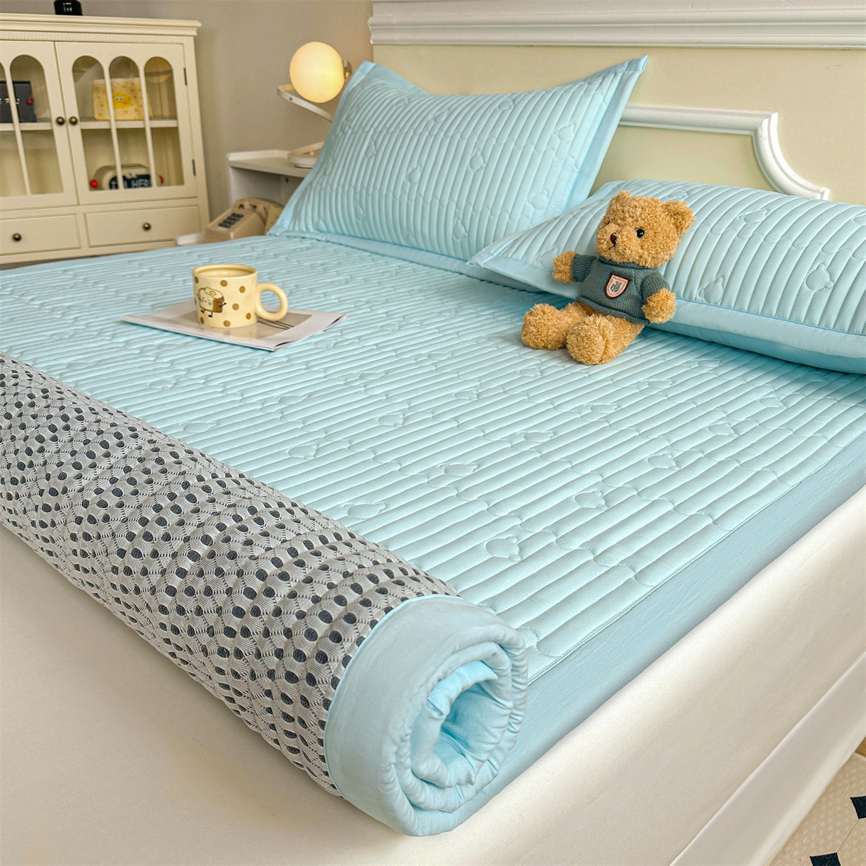 91家纺网 家纺一手货源 找家纺 雯豆家纺 2025新款加厚夹棉床褥子防滑床垫床护垫纯色素色绗缝垫子 爱心熊-床褥款淡水蓝