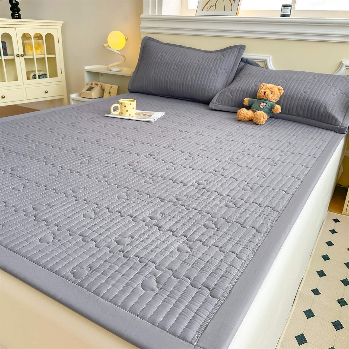 91家纺网 家纺一手货源 找家纺 雯豆家纺 2025新款加厚夹棉床褥子防滑床垫床护垫纯色素色绗缝垫子 爱心熊-床褥款深空灰