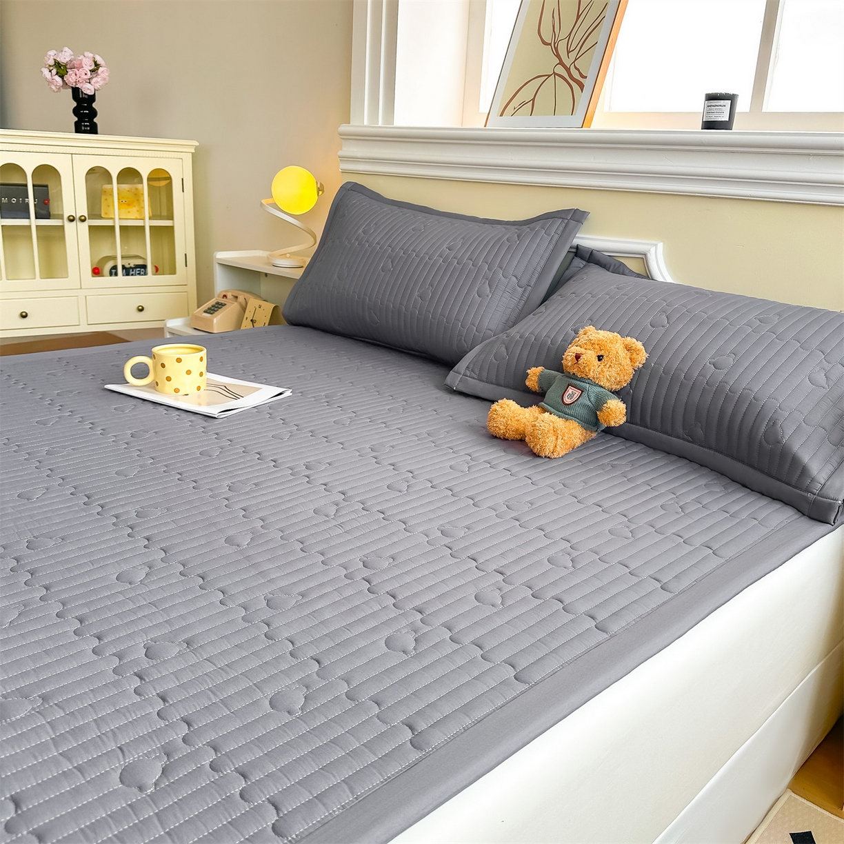 91家纺网 家纺一手货源 找家纺 雯豆家纺 2025新款加厚夹棉床褥子防滑床垫床护垫纯色素色绗缝垫子 爱心熊-床褥款深空灰